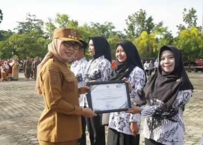 Di Momen Hardiknas Bupati Way Kanan Berikan Penghargaan Kepada Tenaga Pendidik Berprestasi 