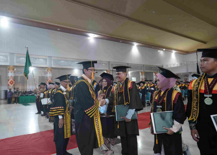 Kukuhkan 1.587 Wisudawan, Pesan Rektor UIN Raden Intan Lampung Menjadi Intelektual yang Adaptif dan Inovatif