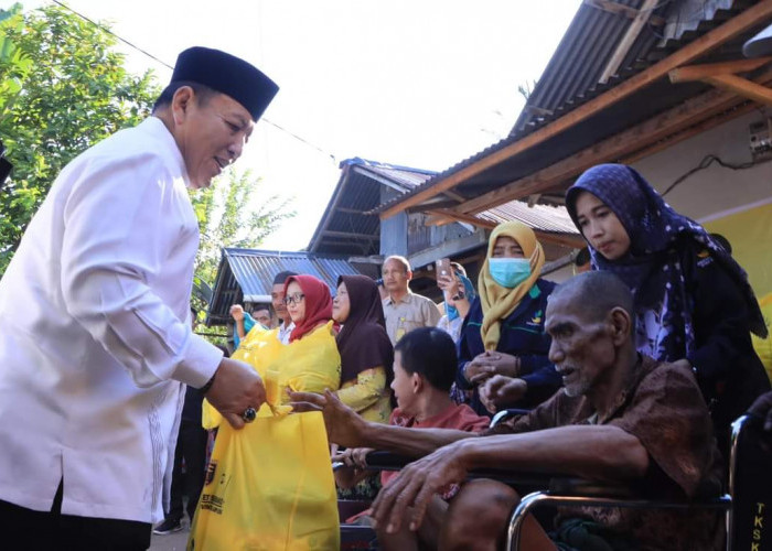 Safari Ramadhan di Tanggamus Gubernur Arinal Serahkan Bantuan Sembako dan Kursi Roda