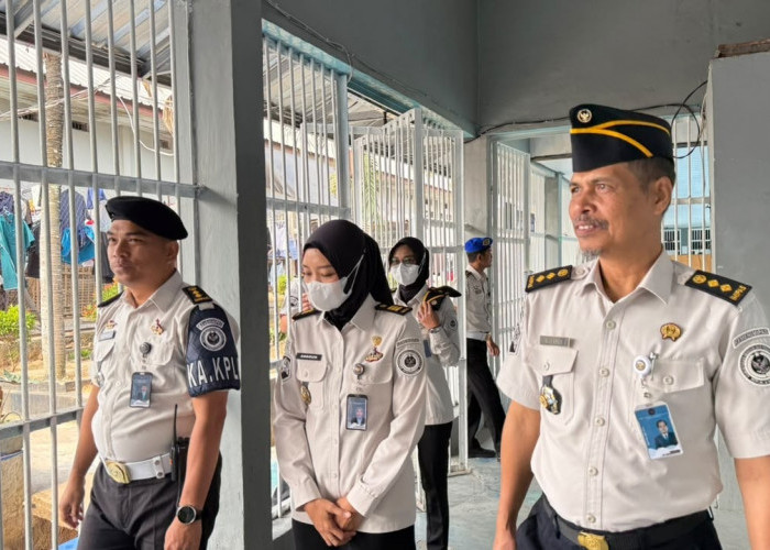 Petugas Lapas Kelas I Bandar Lampung Geledah Blok Hunian, Perkuat Deteksi Dini Gangguan Kamtib