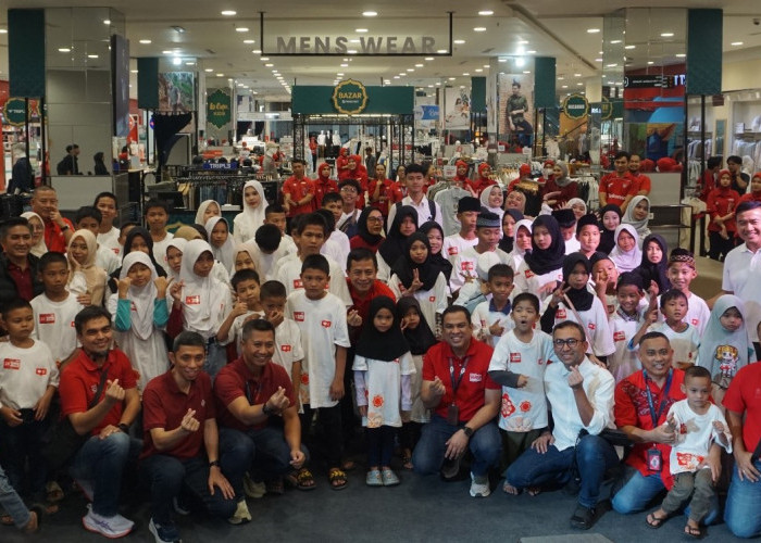 Telkomsel Ajak Anak-Anak Panti Asuhan Belanja dan Berbagi Keberkahan di Palembang