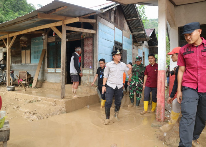 Prihatin dengan Warga Terdampak Banjir, Parosil Salurkan Bantuan