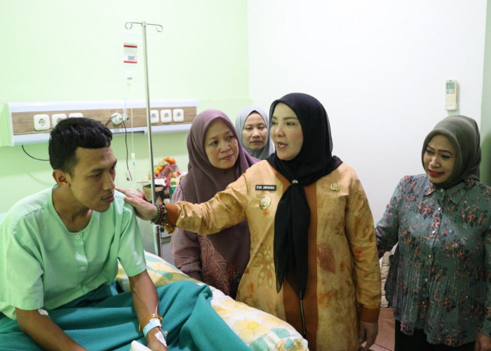 Walikota Eva Jenguk dan Beri Bantuan Pegawai BPBD yang Alami Kecelakaan Kerja