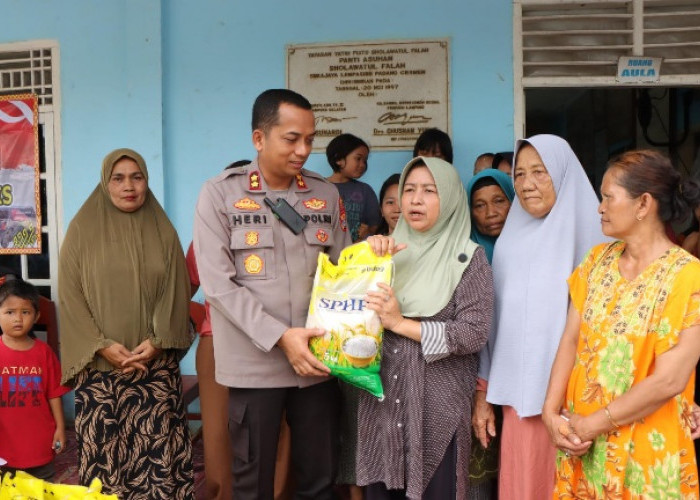 Kapolres Pesawaran Salurkan Bantuan Beras untuk Warga Terdampak Banjir di Teluk Pandan