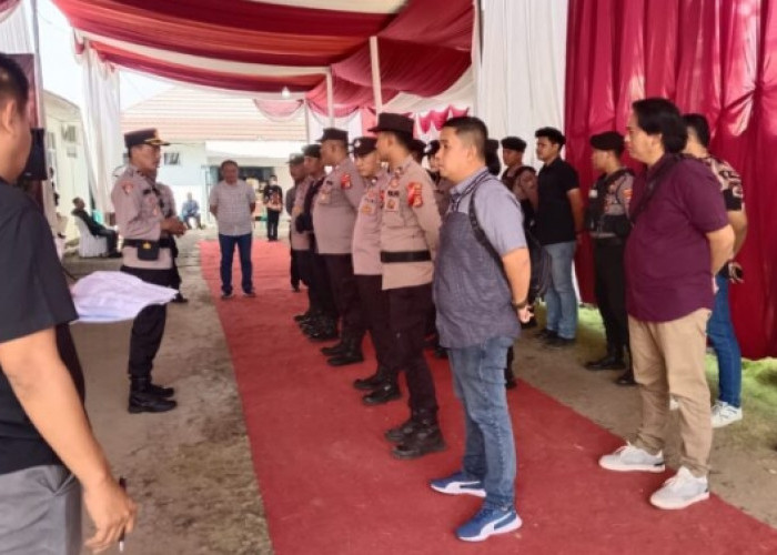 Polisi Siagakan Personil Dalam Mengamankan Tahapan Pendaftaran Cakada Di KPU