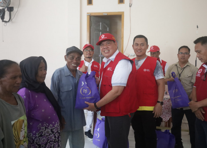 Ketua PMI Timur, Azwar Hadi, Salurkan Bantuan Beras di Pasir Sakti dan Labuhan Maringgai