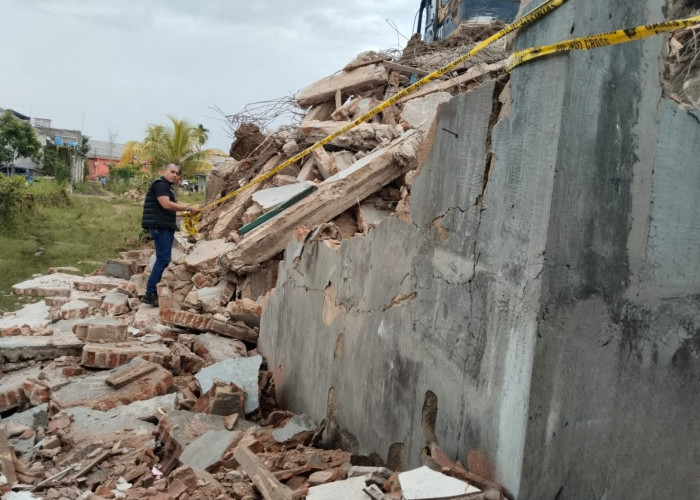 Rumah Warga di Pringsewu Rusak Tertimpa Material Bongkaran, Polisi Lakukan Olah TKP