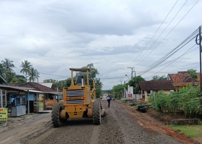 Sambut Lebaran, Gubernur Instruksikan Percepat Perbaikan Jalan Ruas Kalirejo-Bangun Rejo