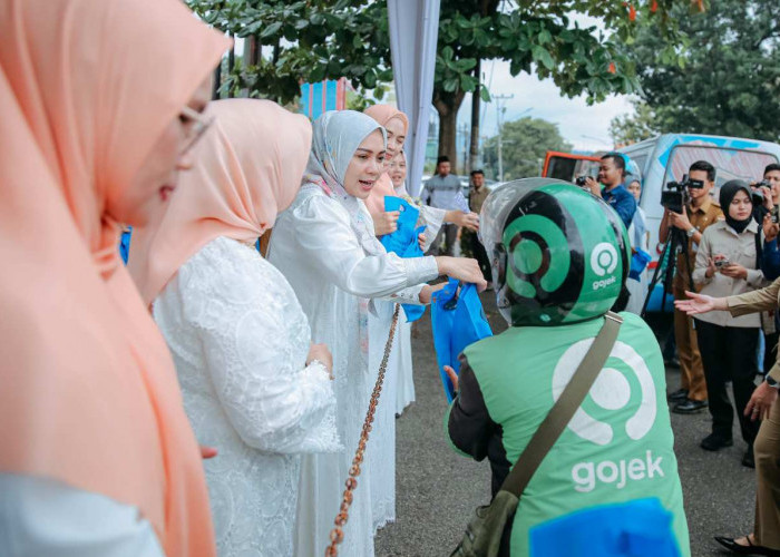 Purnama Wulan Sari Mirza Bagikan Takjil di Depan Mahan Agung