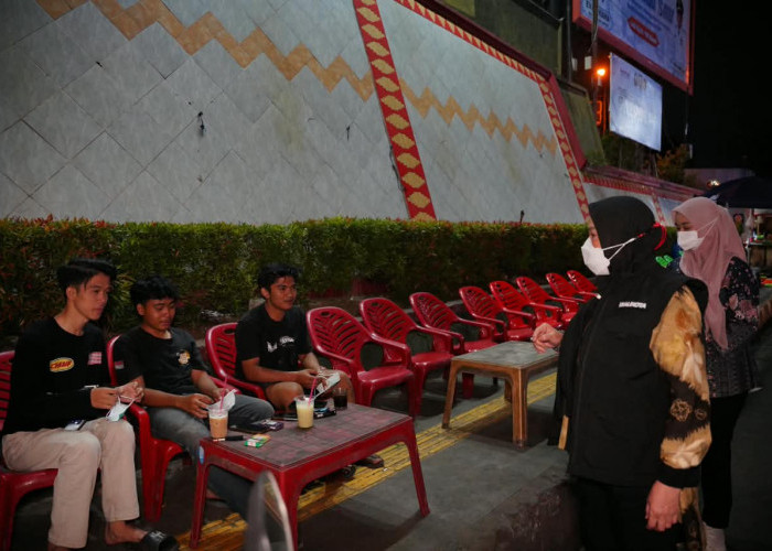 Walikota Eva Bagikan Masker dan Himbau Warga Bandar Lampung untuk Waspada Abu Vulkanik