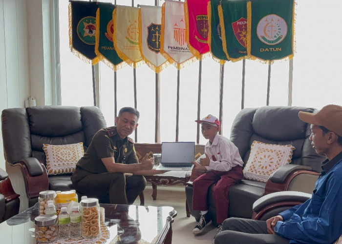 Kajati Lampung Hadiahi Laptop Untuk Raihan 'Pahlawan' Cilik HUT RI