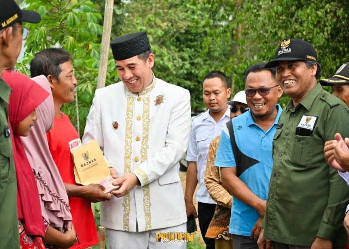 Kunjungan Kerja di SD IT Iqro Gedong Tataan, Bupati Pesawaran Serahkan Penghargaan