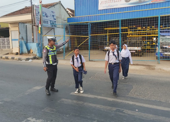 Satlantas Polres Lampura Atur Lalu Lintas dan Bantu Sebrangi Pelajar 