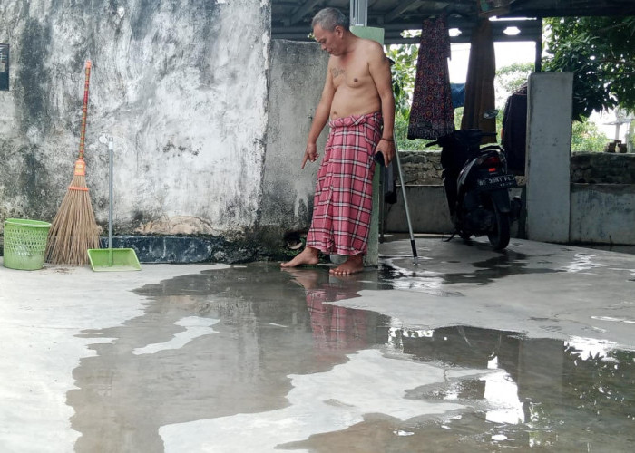 Talut di Kampung Sawah Kota Metro Rembes, Air Genangi Pekarangan Warga