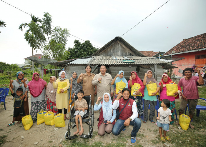 Gubernur Lampung Arinal Djunaidi Serahkan Bantuan Sembako dan Kursi Roda ke Warga Pesisir Barat