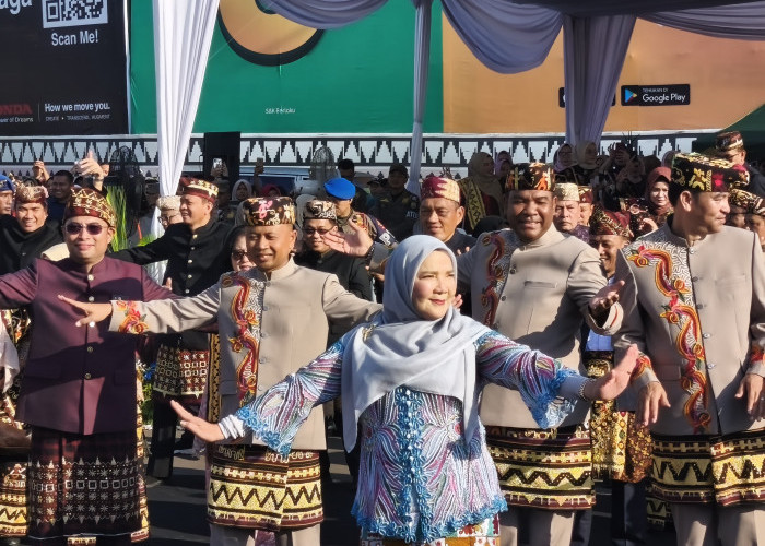 Pemkot Bandar Lampung Kenalkan Warisan Budaya Melalui Pawai Tari Ngigel
