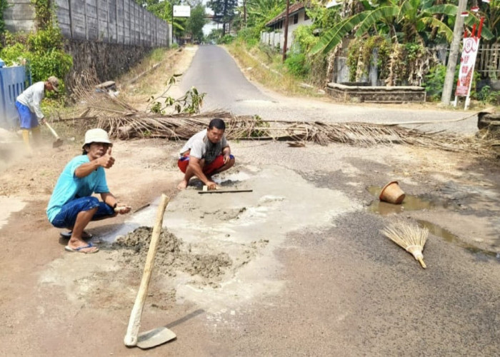 Cegah Kecelakaan Warga Metro Tambal 17 Lubang Jalan Tanpa Tunggu Pemerintah