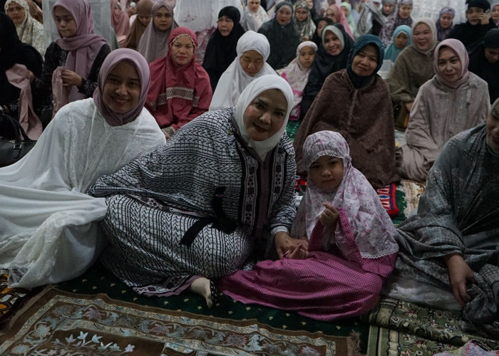 Walikota Eva Salat Id Bersama Suami dan Anaknya di Masjid Al-Furqon
