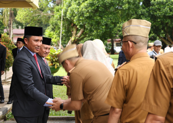 Hari Pertama Kerja, Parosil Pimpin Apel Ajak Seluruh ASN Tingkatkan Etos Kerja dan Kekompakan