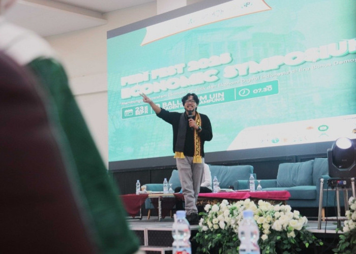 Ferry Irwandi Soroti Bonus Demografi dan Era Digital di FEBI Fest UIN RIL