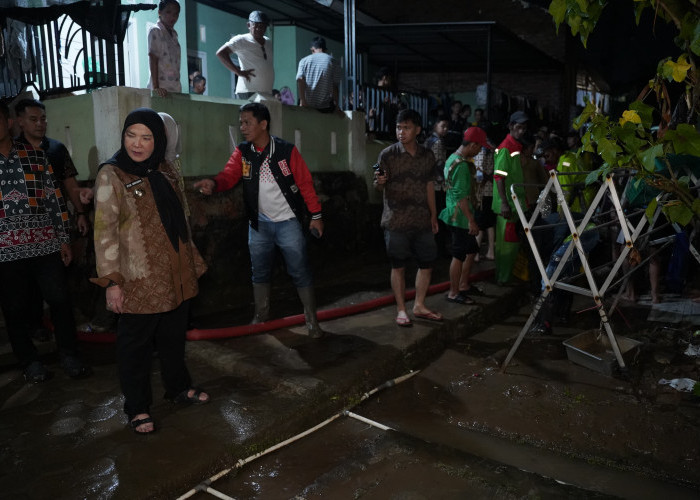 Walikota Bandar Lampung Tinjau dan Beri Bantuan Korban Terdampak Banjir