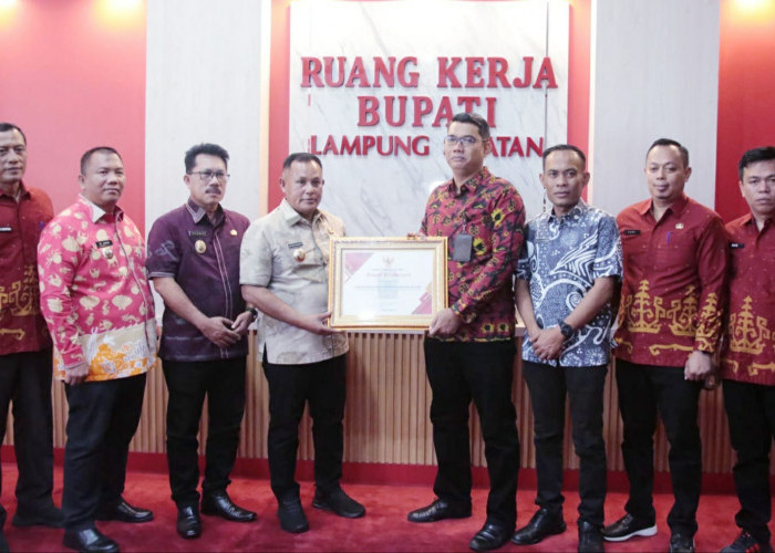 Nanang Serahkan Penghargaan Untuk Kepala ATR/BPN