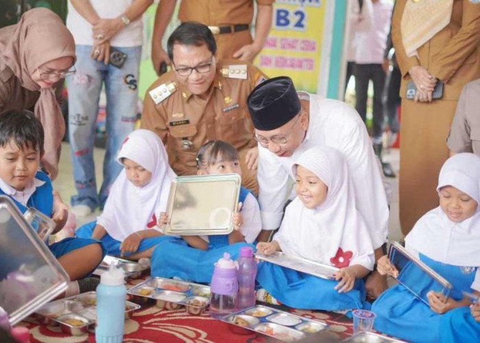 Wahdi Dampingi Gubernur Lampung Terpilih Tinjau Pelaksanaan Program Makan Bergizi Gratis di Metro 