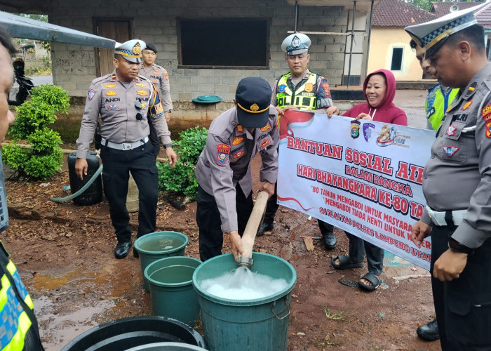 Sambut Hari Bhayangkara ke-80, Polres Lampura Salurkan Bantuan Air Bersih ke Warga