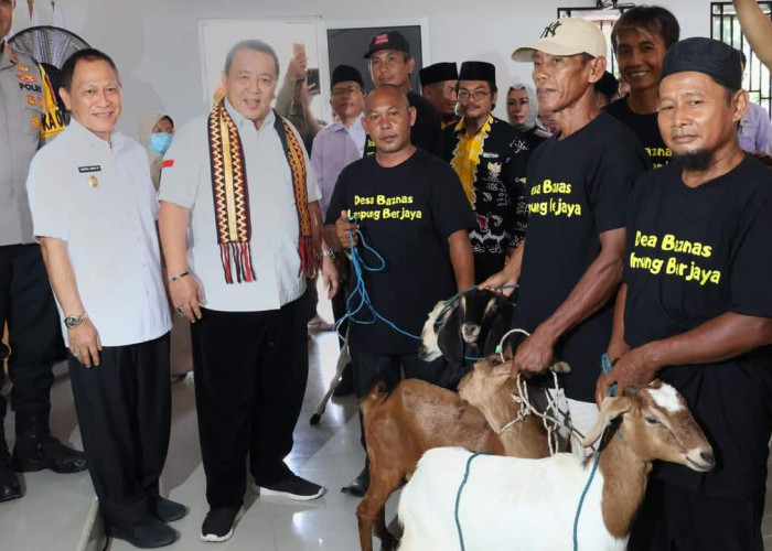 Gubernur Arinal Serahkan Hewan Ternak Pada Program Desa Baznas