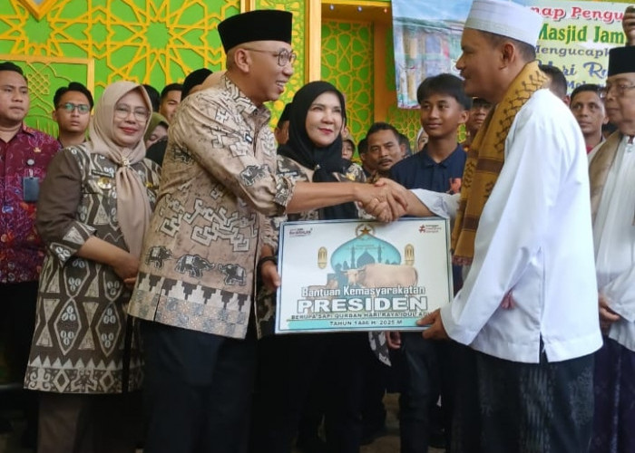 Gubernur Lampung Salurkan Bantuan Sapi Kurban Presiden RI untuk Masjid dan Masyarakat   