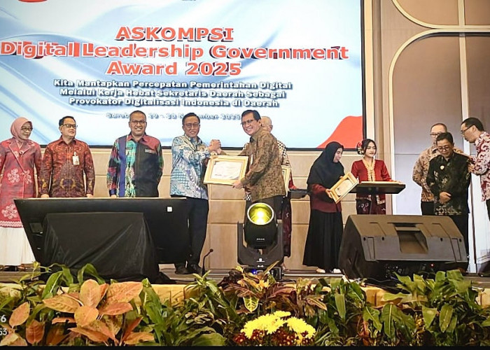 Sekdaprov Lampung Raih Penghargaan ASKOMPSI Digital Leadership Government Award 2025