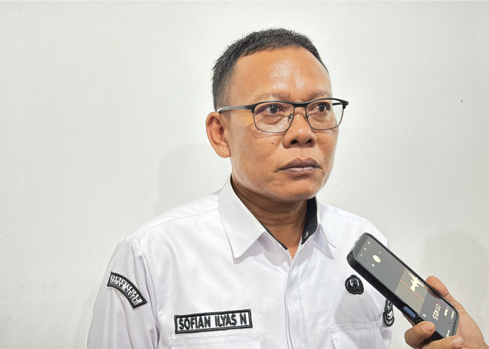 Tegaskan Foto Makan Semobil Hasil AI, Lurah Gunung Sulah Bantah Isu Asmara