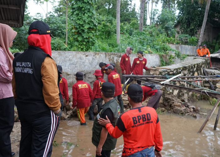Walikota Eva Tinjau Perbaikan Tanggul yang Jebol Akibat Diterjang Banjir