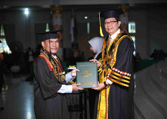 Supron Ridisno, Difabel dengan Keterbatasan Penglihatan Raih Disertasi Terbaik di Wisuda UIN RIL