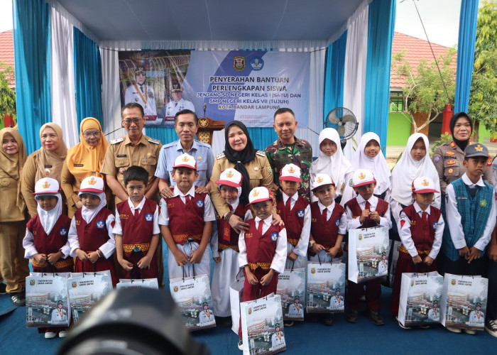 Pemkot Bandar Lampung Bagikan Perlengkapan Sekolah ke 18 Ribu Lebih Siswa SD–SMP