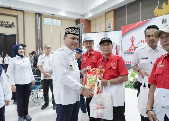 Pelantikan Pengurus Baru, PMI Metro Salurkan 70 Paket Bantuan untuk Wartawan