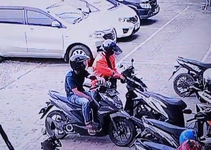 Kawanan Maling Terekam CCTV Saat Beraksi, Satu Sepeda Motor di Kota Metro Raib Digasak