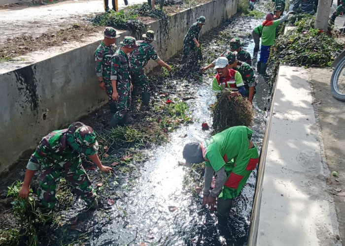 Antisipasi Banjir, TNI-POLRI Bersama Masyarakat Bersihkan Saluran Air di Sukarame Bandar Lampung