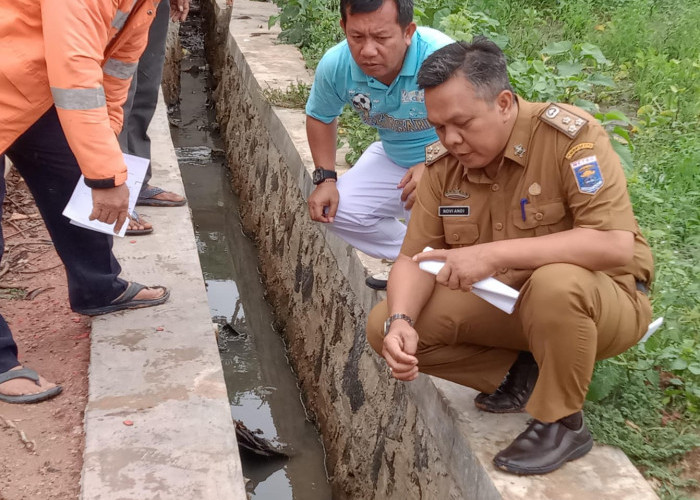 Warga Tejosari Kota Metro Antusias Ikut Serta Bangun Drainase dan Perbaiki Saung