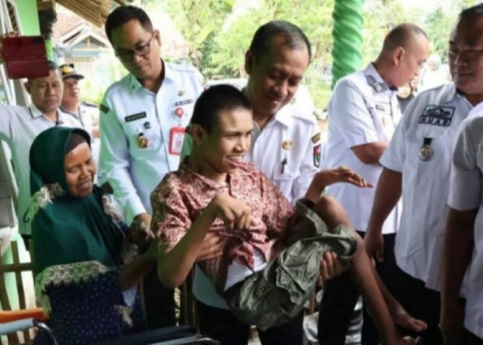 Wabup Bersama Kadissos Salurkan Kursi Roda- Sembako Bagi Warga di 2 Kecamatan 