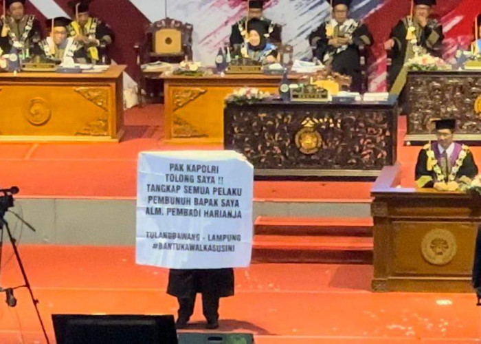 Viral Mahasiswa Asal Lampung Bentangkan Spanduk Minta Tolong Kapolri di Prosesi Wisuda,Ini Kata Polda Lampung 