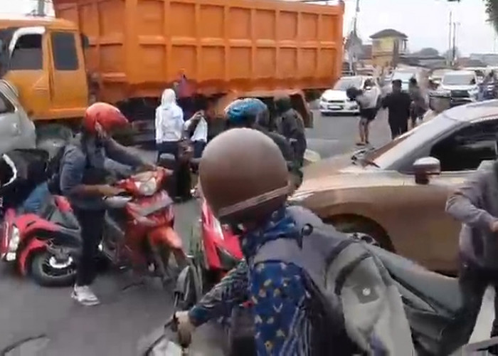 Pagi Mencekam di Jalan Pramuka, Truk Fuso Hantam Deretan Kendaraan hingga Ringsek