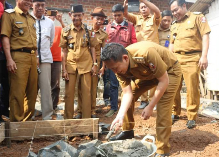 Wabup Ardian Saputra Meletakkan Batu Pertama Pembangunan Bedah Rumah di Abung Timur