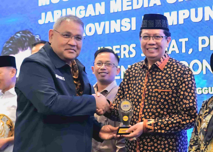 Rektor UIN RIL Terima Penghargaan Tokoh Pendidikan Bervisi Global dan Pelestari Kearifan Lokal