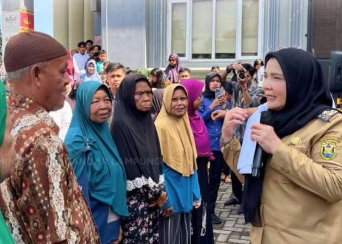 Walikota Eva Serahkan Bantuan Sembako di Baksos Vihara Buddha Bhaisajyaguru