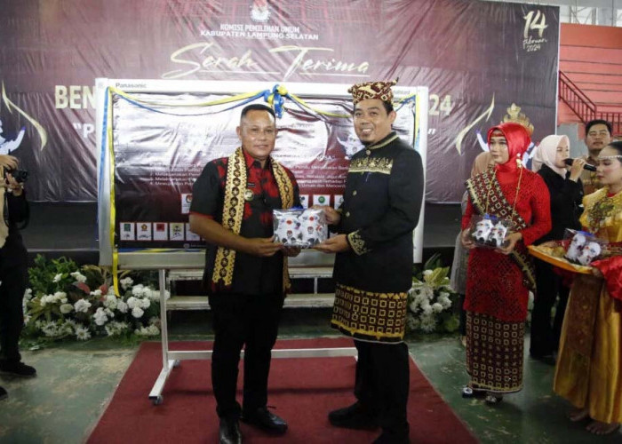 KPU Lampung Selatan Menerima Bendera Kirab Pemilh 2024 dari KPU Kabupaten Pesawaran