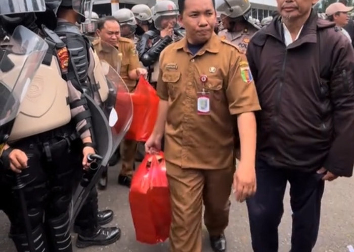 Pegawai Pemprov Lampung Bagikan Makanan Ringan di Tengah Aksi Demonstrasi 