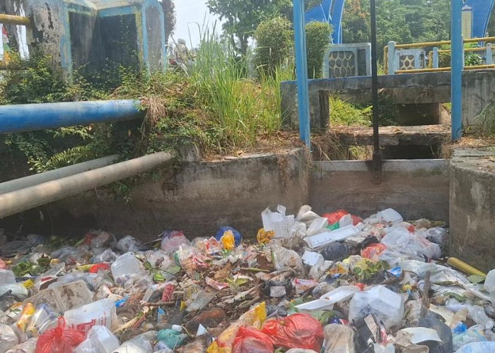 TPAS Karangrejo dan PDU Rejomulyo Ditutup, Tumpukan Sampah di Irigasi Bertambah