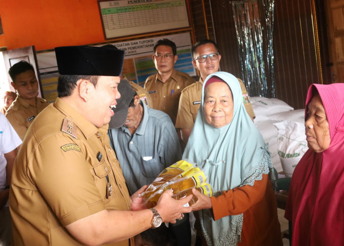 Wabup Azwar Hadi Pantau Langsung Penyaluran Bantuan Pangan di Bumi Agung