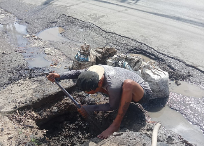 Satgas Penertiban Bangunan Pemkot Balam Tertibkan Bangunan Diatas Saluran Air 